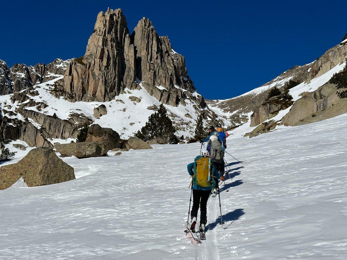 skimo_ues's tweet photo. Cap de setmana de formació al @pnaiguestortes amb el curs d'esquí alpinisme de la ma d'Alberto Sendra "Beto" i amb l'acollida del refugi d'Amitges. https://t.co/uy1CBs0DIR