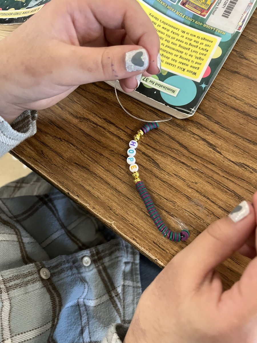 MsAzouri's tweet photo. Yesterday was a special day honoring Tommy Strong. 5AH enjoyed making bracelets to support families battling pediatric cancer. @TommyStrongInc @datersocial #communityservice https://t.co/isUzVp867g