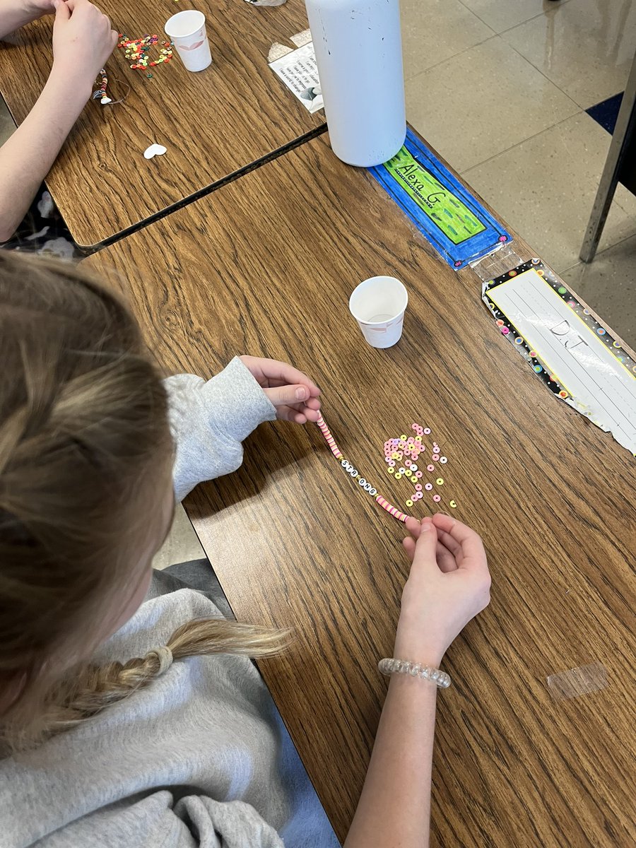MsAzouri's tweet photo. Yesterday was a special day honoring Tommy Strong. 5AH enjoyed making bracelets to support families battling pediatric cancer. @TommyStrongInc @datersocial #communityservice https://t.co/isUzVp867g