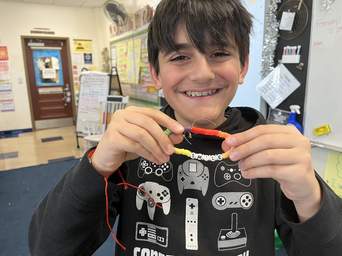 MsAzouri's tweet photo. Yesterday was a special day honoring Tommy Strong. 5AH enjoyed making bracelets to support families battling pediatric cancer. @TommyStrongInc @datersocial #communityservice https://t.co/isUzVp867g