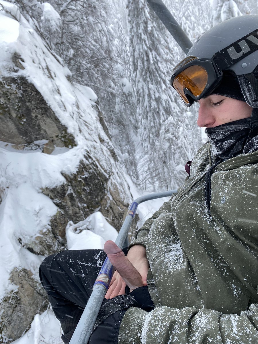 WINTER IS HERE • Že je venku zima ještě neznamená, že není čas na outdoor hrátky 😈 A když natrefíš na mladýho borce, co má chuť si zkrátit cestu nahoru… 

#gay #gayoutdoor #gaypublic #czechgay #czechgays #slovakgay #slovakgays #gaysoutdoor