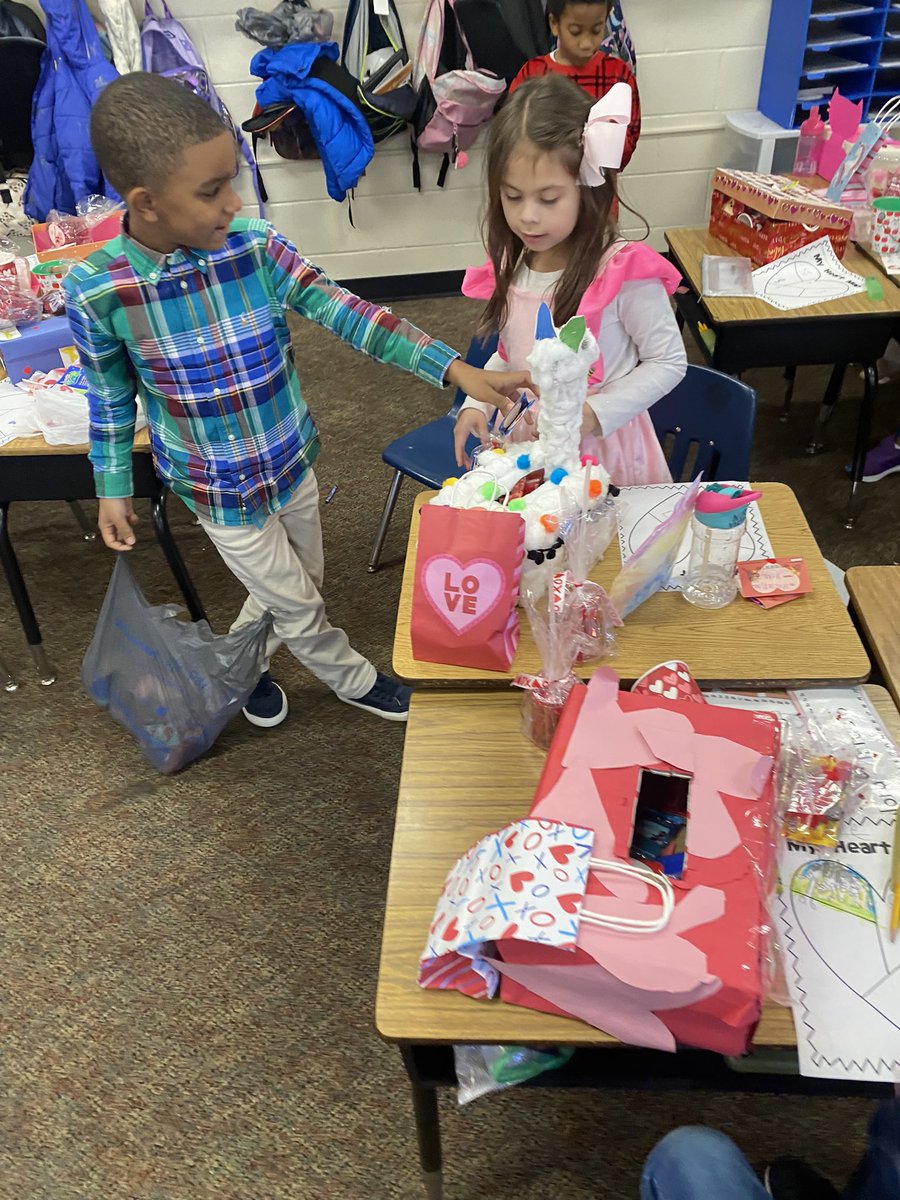 MrsCaronesClass's tweet photo. There is *nothing* like celebrating Valentine’s Day in first grade. Watching the kids exchange valentines  with one another and open a special card from a family member made my heart so full 💕 https://t.co/rZzA8gxxj5