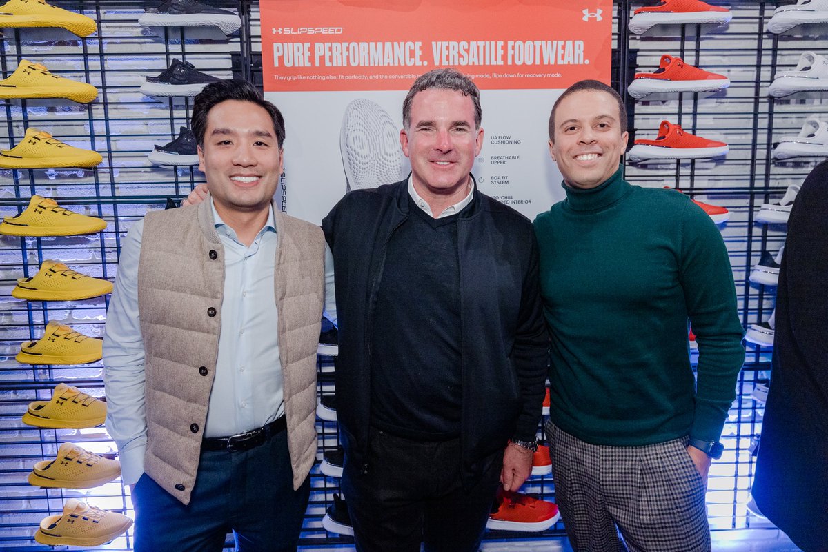 Martinez_A's tweet photo. Previewing @UnderArmour’s new Flatiron pop-up featuring their #SlipSpeed last night with CBS colleagues @GayleKing, @errolbarnett, @bychrisbrito & @sarahasmith__
#UnderArmour #KevinPlank #retail https://t.co/MYwsHtLx0Q