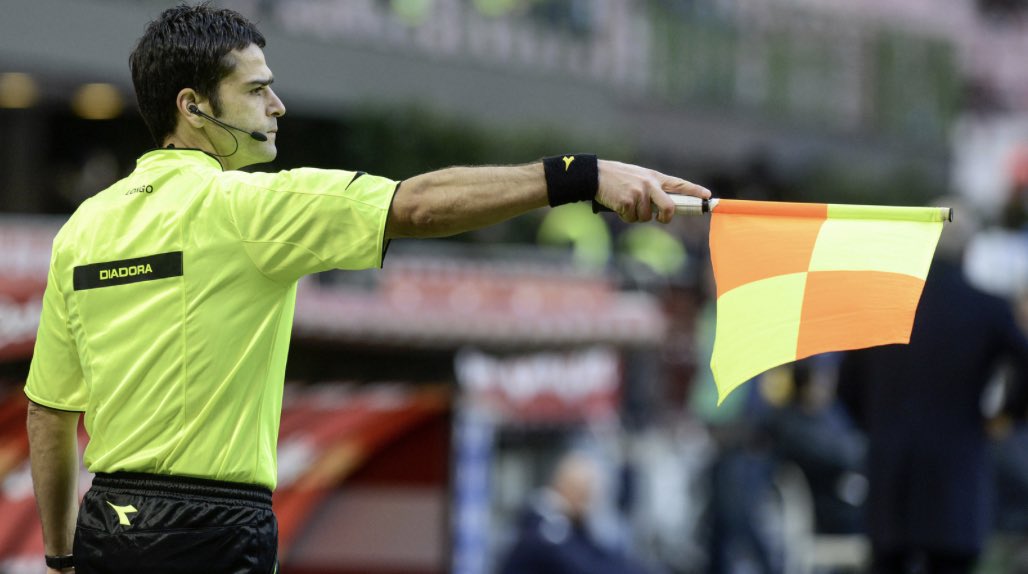killerz97190's tweet photo. L’arbitre dès qu’il voit un orteil dehors #PSGFCB https://t.co/OPlJR4QNuC