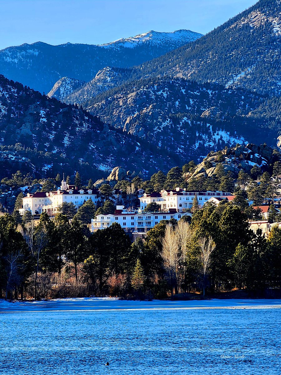 "The Stanley Hotel from Lake Estes 😍
Estes Park
🏨👻⛰️🌲❤️"

📸: Alaine Nicole - Discover Colorado | Through your photos