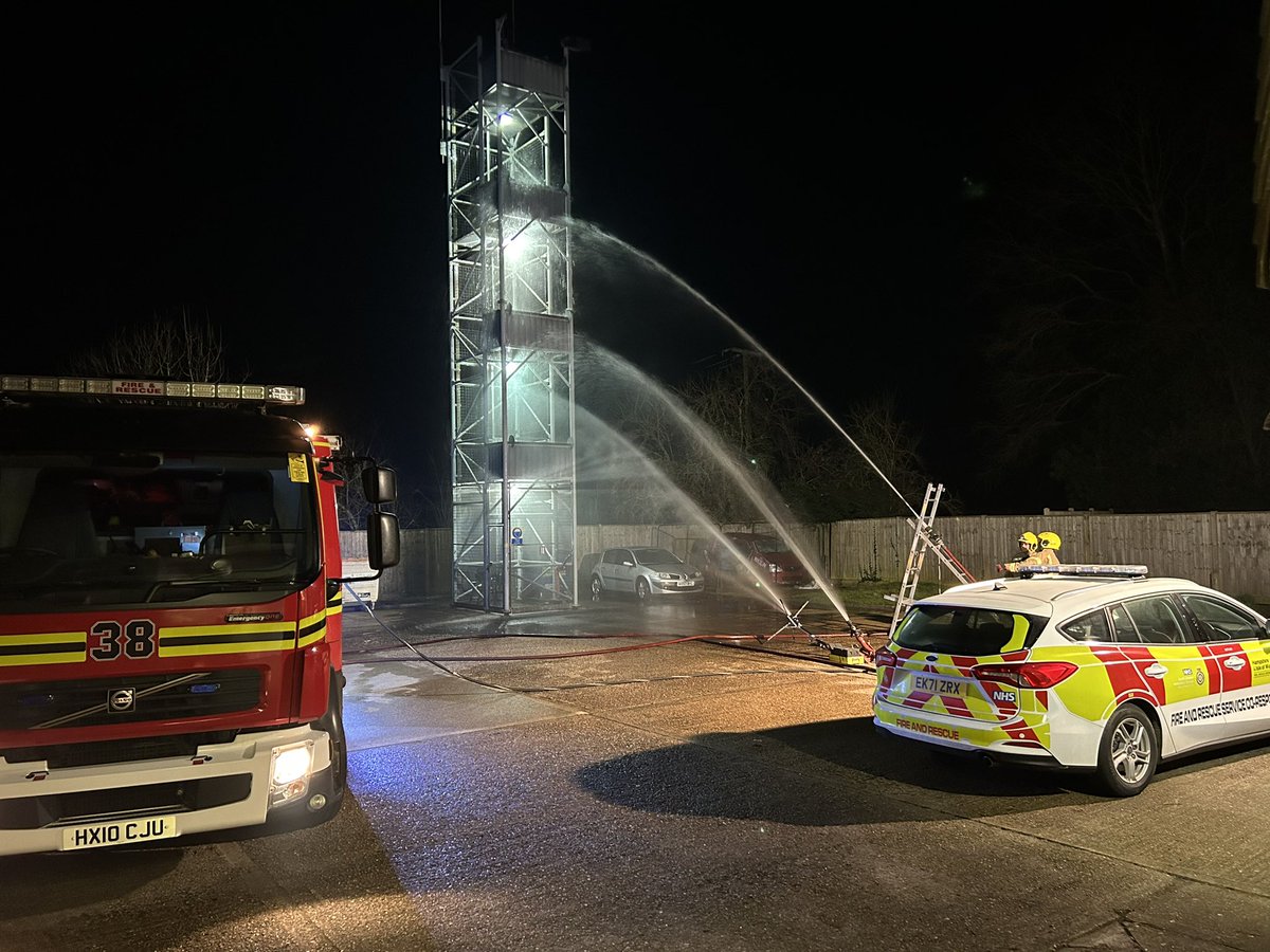 Botley38's tweet photo. Out in the yard tonight with some improvised monitors and some pumping input supporting Ff Drake who takes his final development sign off drills tomorrow with his watch and Station Commander @StMarys54. Good luck not that you will need it 🚒 🔥 https://t.co/WZ9oIIj6LB