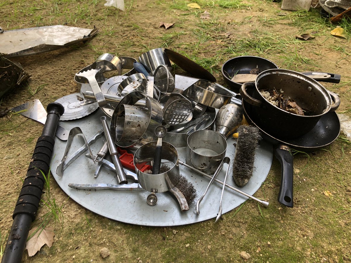 ¿Qué podemos sacar en un Kilómetro de la lámina de agua de la dársena de Sevilla, con la magnífica ayuda de 50 voluntarios? 600 kg de residuo en una hora.
Sorprende reflexionar sobre el tipo de residuo…
¡Mucho por hacer!
Prensar en global, actuar de forma local.