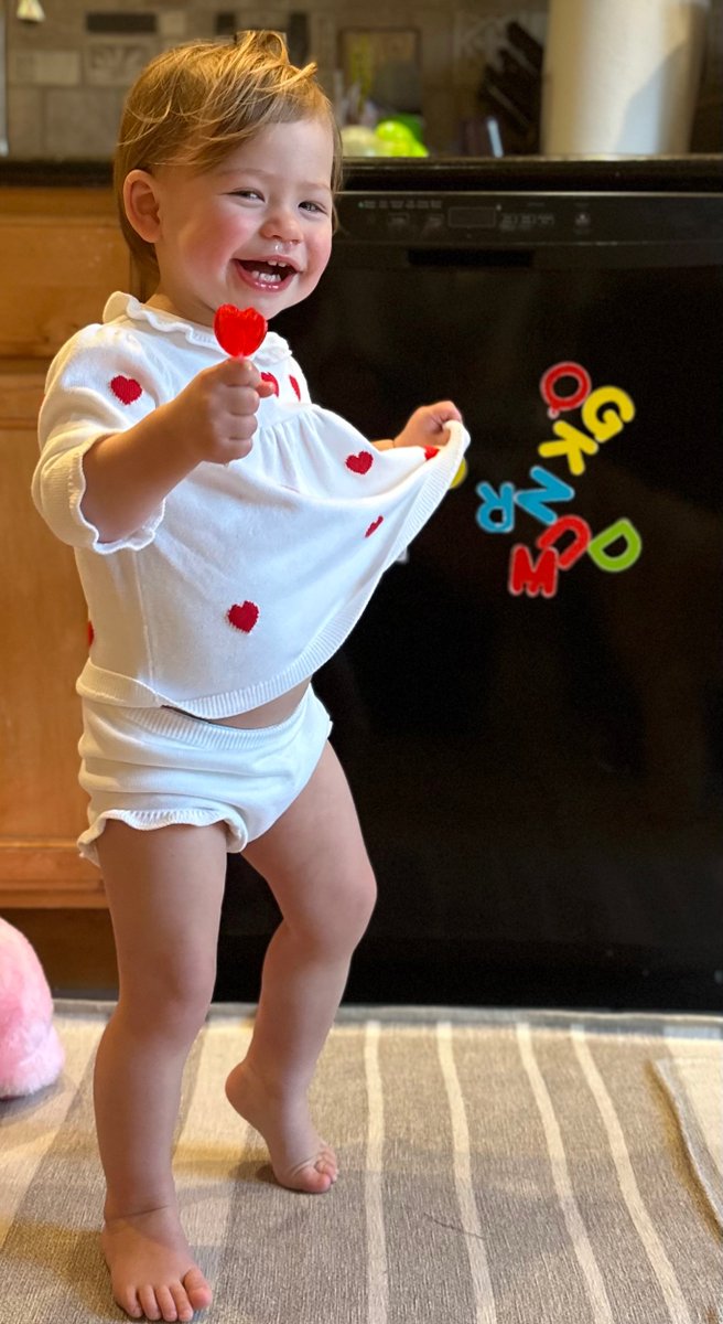 HopkinsHenLab's tweet photo. Happy Valentine’s Day! 🥰Dr. V’s littles wish you a day full of love and candy hearts! https://t.co/QgYAJ8THHO
