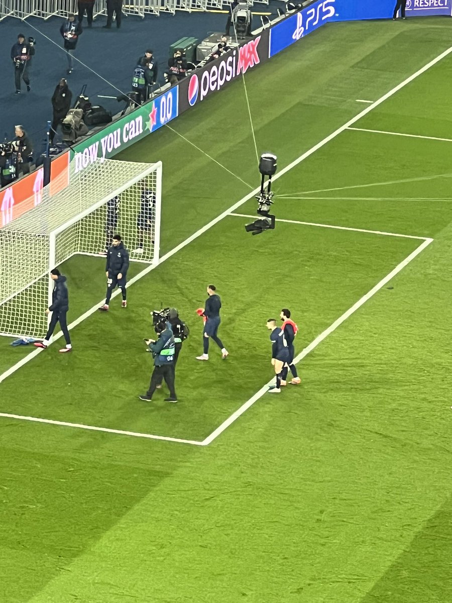 Magnifiqueeee communion entre les joueurs et les Ultras.

NEY et MESSI présents ❤️💙