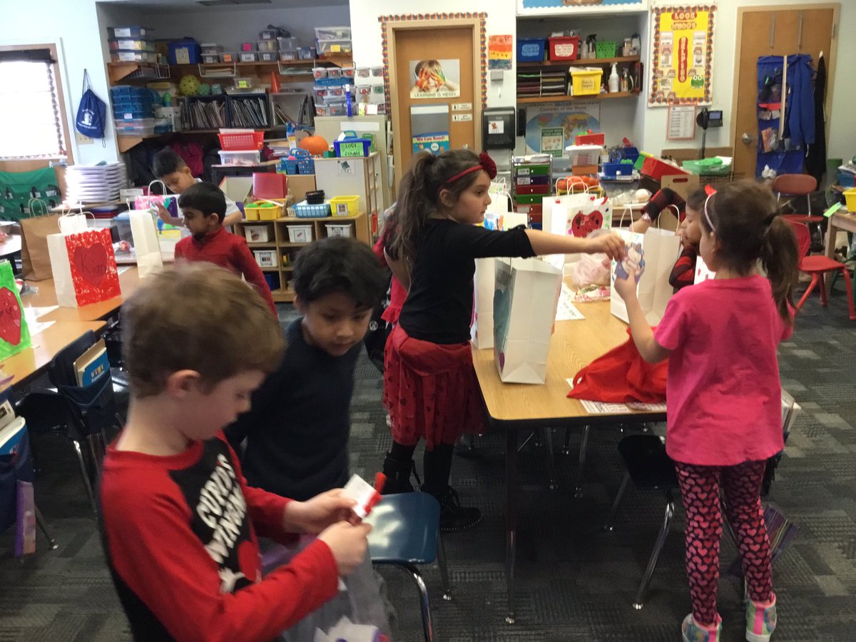 MrsDeAngelisRH's tweet photo. Delivering Valentine cards was the highlight of our day! Happy Valentine’s Day💕 @RobertHunterES  @FlemRarSchools https://t.co/5LULWioOAE