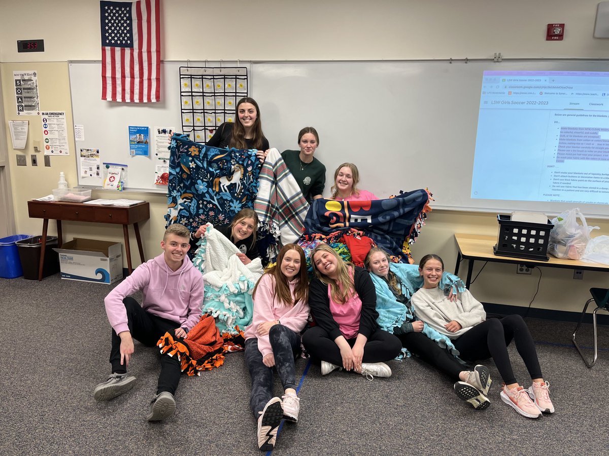 Success!  Teamed up with Students Together Against Cancer and launched an NHS project for ⁦<a href="/AniyaSeymore/">Aniya Seymore</a>⁩ and ⁦<a href="/gobelalexa/">Alexa Gobel</a>⁩ 

Leadership in action 💚🦅⚽️

#RiseToLiftOthers