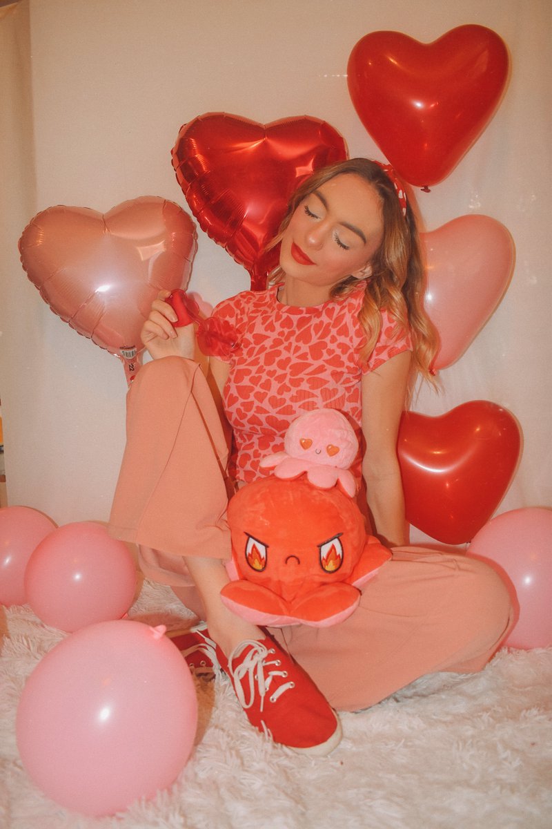TeeTurtleHQ's tweet photo. How are you celebrating Valentine's Day? β€οΈππ @simplysierraxx β€οΈππ
____________________
#TeeTurtle #ValentinesDay #Vday #Plushies #ReversiblePlushies #ReversibleOctopus #Toys #Plush https://t.co/MMGJ3DdqPk