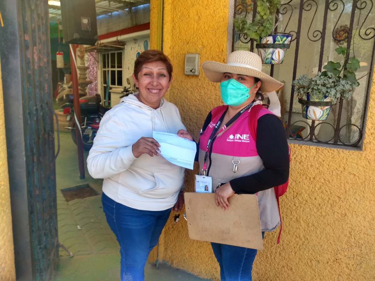 edanahi's tweet photo. ¡Segunda semana trabajando en campo…. con toda la actitud 🙌🏼! Nuestras y nuestros Capacitadores Asistentes Electorales están visitando, notificando y capacitando a la ciudadanía sorteada para ser Funcionarios de Casilla 🗳
#Elecciones2023 #Edomex 
#MexiquenseAbreLaPuertaAlCAE https://t.co/YBoJClke4o