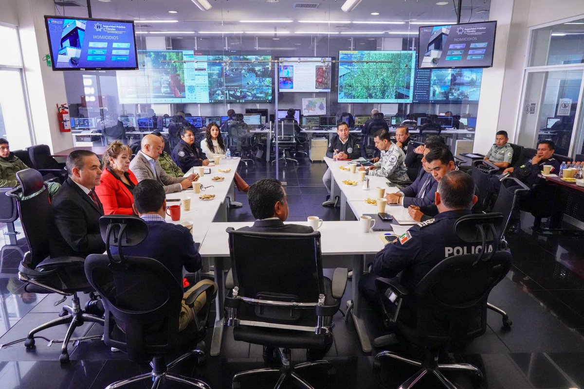 Dando seguimiento a las estrategias que brindan seguridad a las y los tlalnepantlenses, hoy como continuamente lo hemos llevado a cabo, realizamos la Mesa de Coordinación para la Construcción de la Paz.

No descansaremos hasta consolidar un mejor municipio.