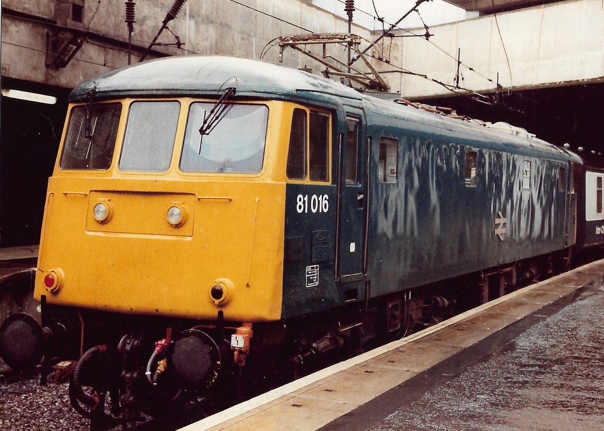 SalopianLyne's tweet photo. Birmingham New Street 14th September 1981
Just coupled on to its rake of Mark 2 coaches, British Rail Blue Class 81 electric loco 81016
The Roarer was an early casualty due to an accident at Linslade Tunnel 9/12/82
#BritishRail #Class81 #Birmingham #NewStreet #trainspotting π€ https://t.co/nSOyZaC6nv