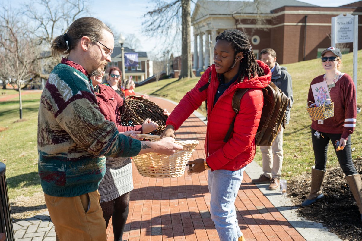 emoryhenry1836's tweet photo. ๐๐Emory & Henry students were surrounded in love and support by members of the faculty and staff from all departments today on the Emory campus for the second annual Spread the Love event. #EHlove #emoryandhenry #ValentinesDay
https://t.co/omjzuGxDmv https://t.co/zTrM0mAhcD