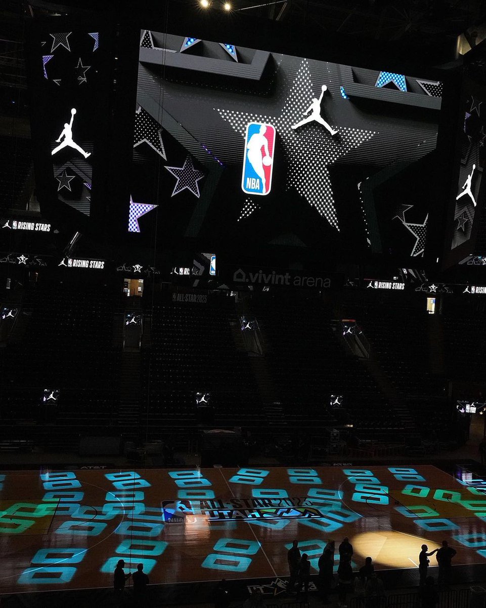 NBABrasil's tweet photo. Se liga no design IRADO da quadra em Salt Lake City para o #NBAAll Star 2023! 🤩 🏀

O All-Star Weekend acontecerá dos dias 17 a 19 de fevereiro com transmissão da @espnbrasil! 🌟 https://t.co/q1IBwMNJnK