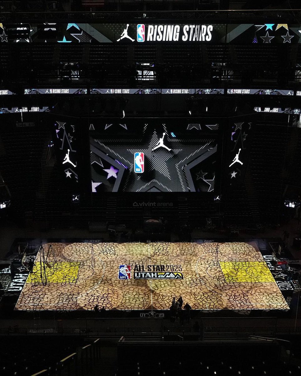 NBABrasil's tweet photo. Se liga no design IRADO da quadra em Salt Lake City para o #NBAAll Star 2023! 🤩 🏀

O All-Star Weekend acontecerá dos dias 17 a 19 de fevereiro com transmissão da @espnbrasil! 🌟 https://t.co/q1IBwMNJnK