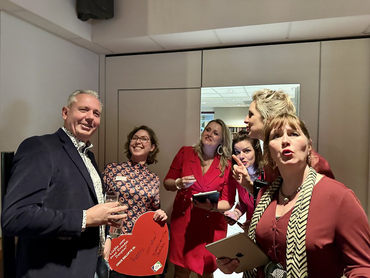CUDrenthe's tweet photo. Het zal je gebeuren: mag je als jarige lijsttrekker debatteren over “liefde voor onze Drentse dorpen” en ook nog toegezongen worden door @serenadesisters!
#onzedrentsedorpen #bokd https://t.co/j1zYKDKKPp