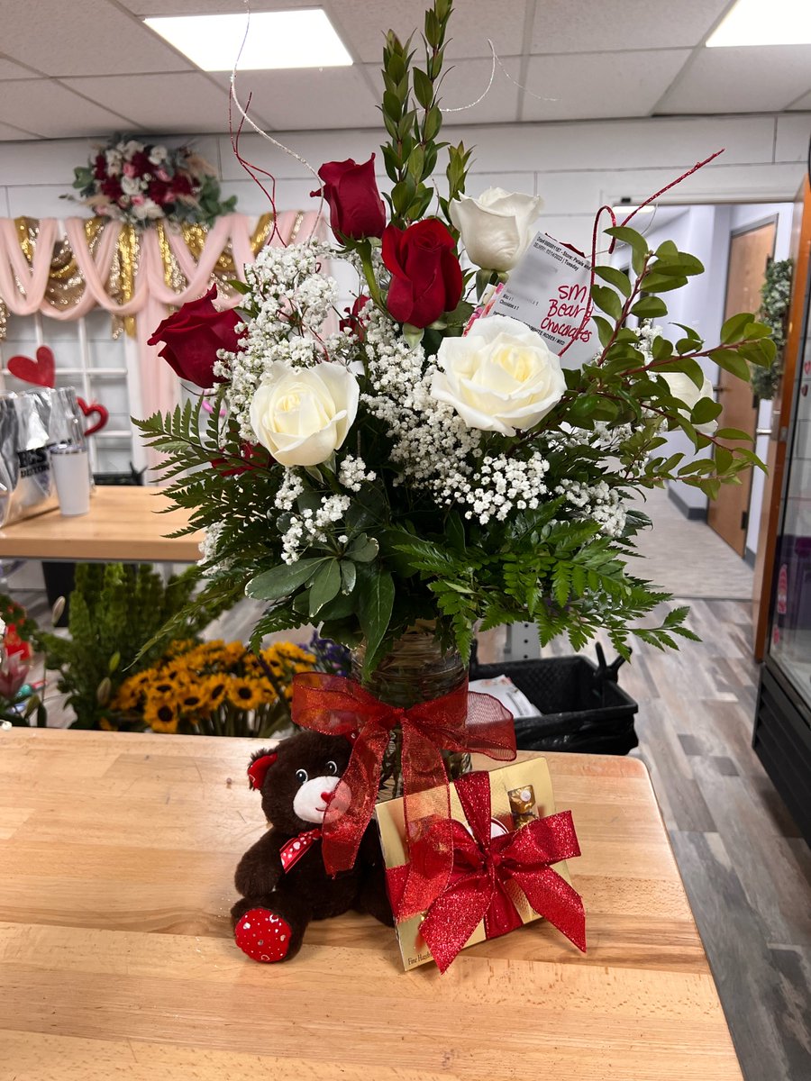 Teddy bears & chocolates: the perfect match for a beautiful bouquet of #roses 🌹

#happyvalentinesday #dallasflorist #dallaslovelist #flowerstagram