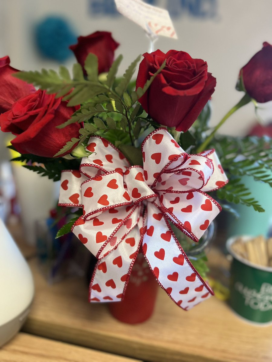 AshleyCTodd's tweet photo. When your husband surprises you at work…❤️❤️❤️ https://t.co/ql5Ck1bmrY