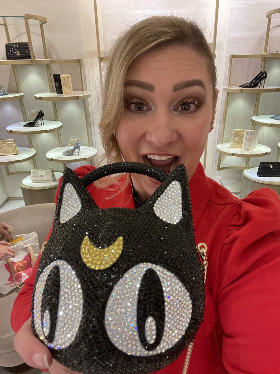 Brat_zilla's tweet photo. Holding the amazing 6+K Luna clutch from @jimmychoo at the Las Vegas Forum Shops! 

#sailormoon #JimmyChooxSailorMoon #jimmychoo https://t.co/i09Qsjy78E