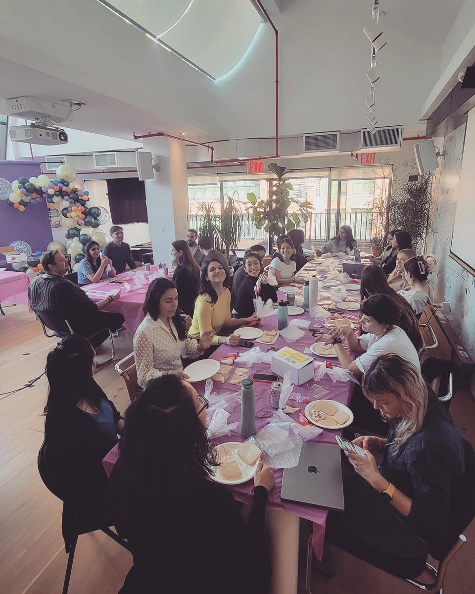 Contentsquare's tweet image. Happy Valentine’s Day from our #CSquad to yours!💌

This afternoon our NYC office celebrated with a special love-themed cookie decorating class.🍪❤️ 

#WeAreCSquad #ValentinesDay #VDay #MoreHumanAnalytics