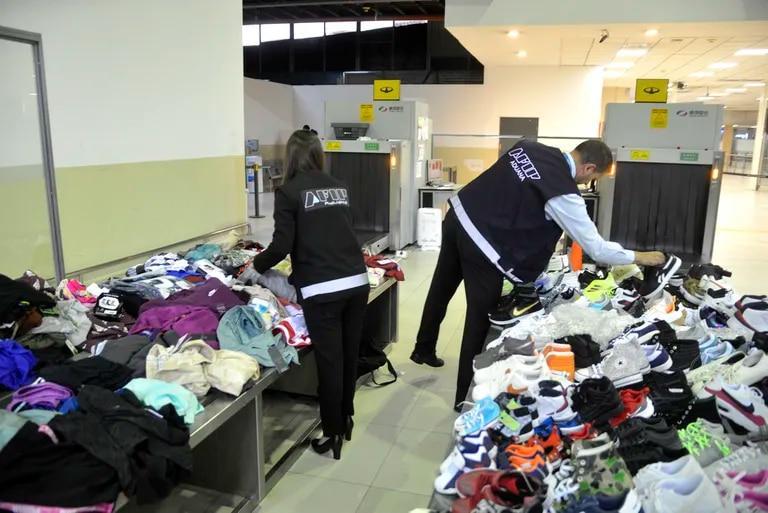 LANACION's tweet photo. Aduana: ponen en funcionamiento un sistema de análisis anticipado de equipajes en Ezeiza y Aeroparque para detectar infracciones https://t.co/VD6pB3n3iW https://t.co/98nfZRm7gH