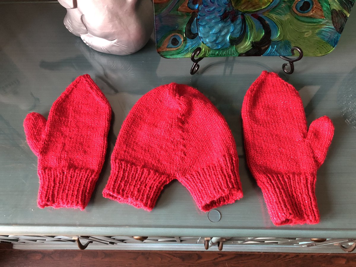 Love mittens so we can hold hands on our walks. Finished just in time for #ValentinesDay ❤️