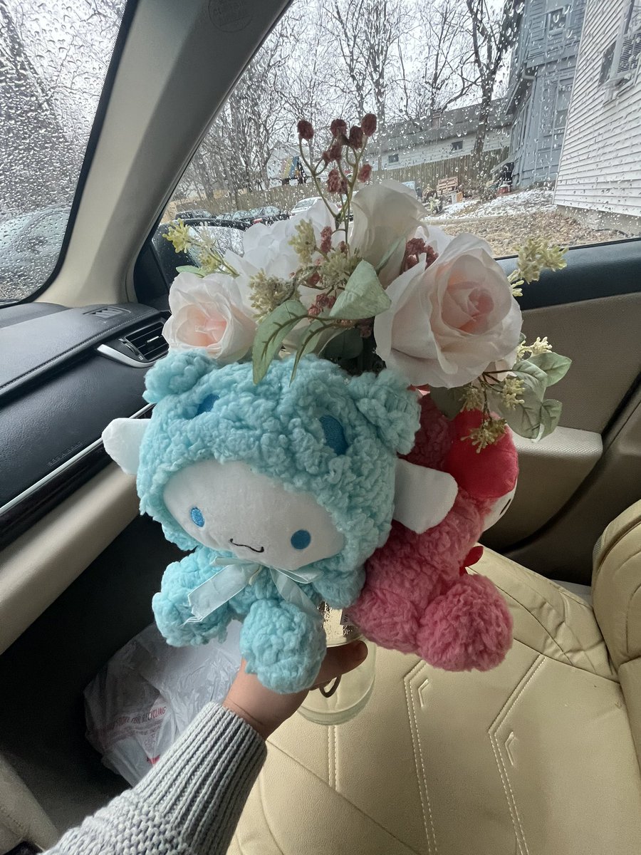 L1BR4V3NUS's tweet photo. my partner made me a sanrio bouquet wahhhhhh i am so in love https://t.co/OWHTMyVqGe