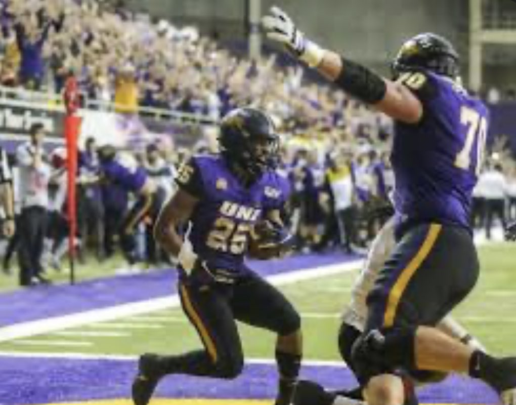 ParkerThomas74's tweet photo. After a great conversation with @BrycePaup I am very grateful to announce I have received my first FCS offer to play at @UNIFootball !! https://t.co/41q6SKih6h