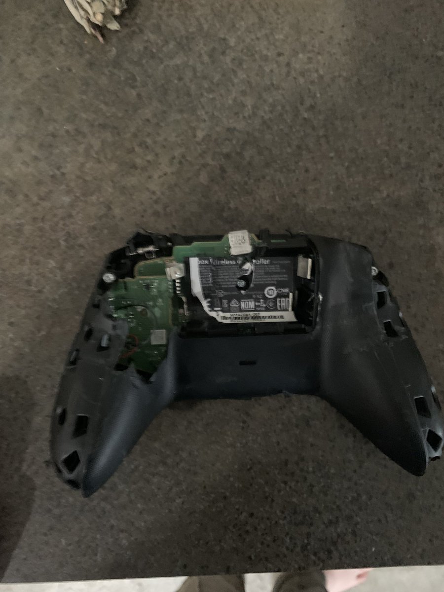 constandtinidis's tweet photo. Yo Xbox can I get a new controller preferably the elite series 2 my lil cousin broke mine after playing Fortnite @Xbox @XboxSupport @Windows https://t.co/0MFDxjIhSs