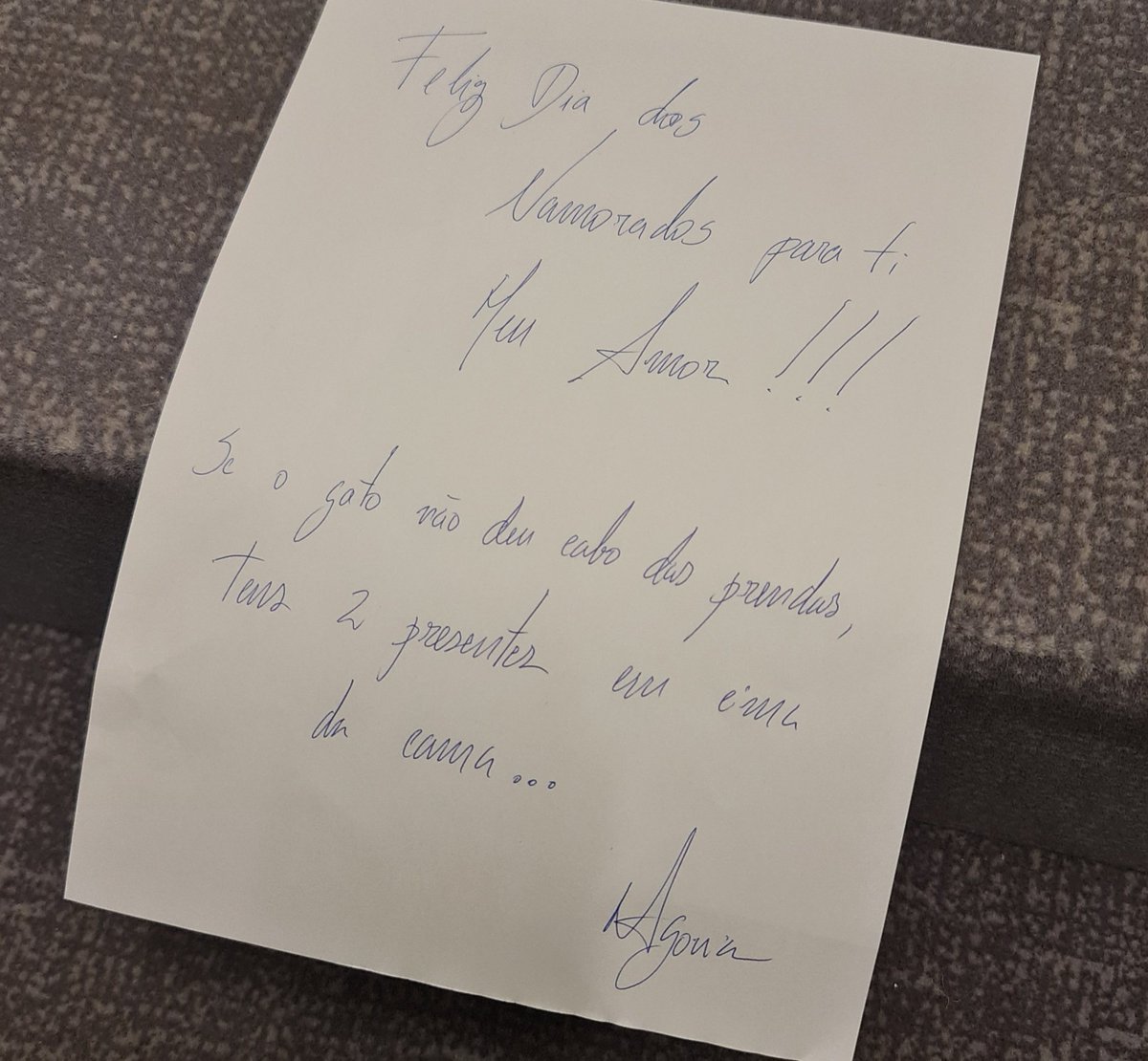 NÃO VALE GOZAR, mas hoje deixei um bilhete nas escadas para a Mónica...