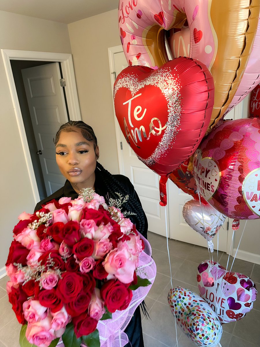 hellolondondior's tweet image. 100 Roses for me is crazy❤️😩😭🤞🏼