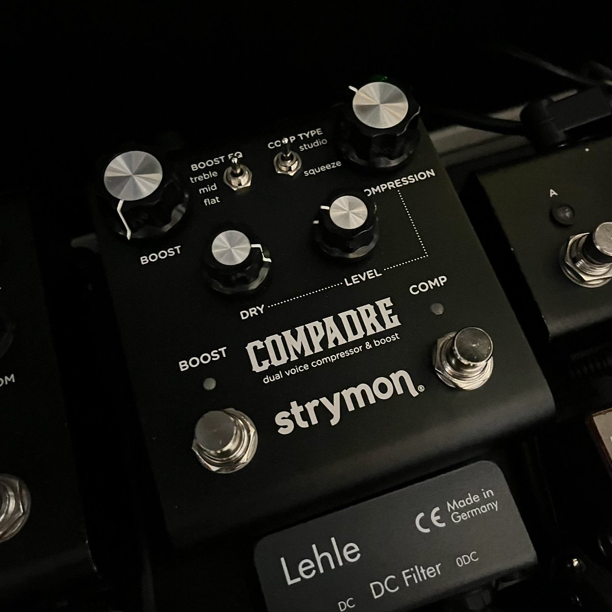 446guitar's tweet photo. Strymon Compadre(LTD.)っす。
ヴォリューム・ペダルをエクスプレッション・ペダルで代用するのは私の常套手段ですが、専用のアウトプットが設けられている点が非常に好感触！

#jazzguitar #ジャズギター #guitar #ギター #エフェクター #コンプレッサー #strymon #compadre #midnightedition https://t.co/doeTmts7yk