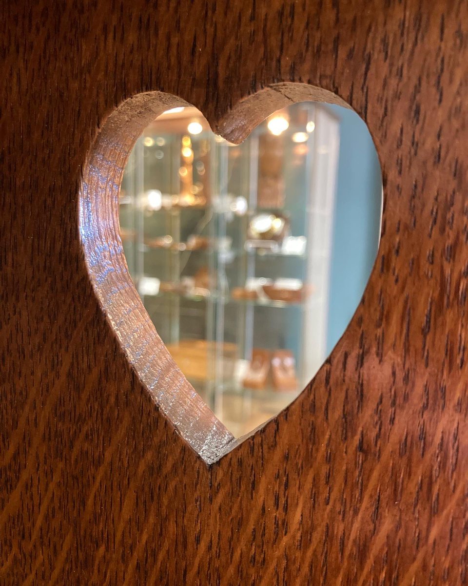 IngnetLtd's tweet photo. Happy Valentine’s day ❤️

#artsandcraftsmovement #mouseman #yorkshireoak #antiques #antiqueshop #antiqueinteriordesigner #valentinesday #love #shaplandandpetter #artsandcraftsfurniture #ingnetantiques https://t.co/T6iMmE0oLX