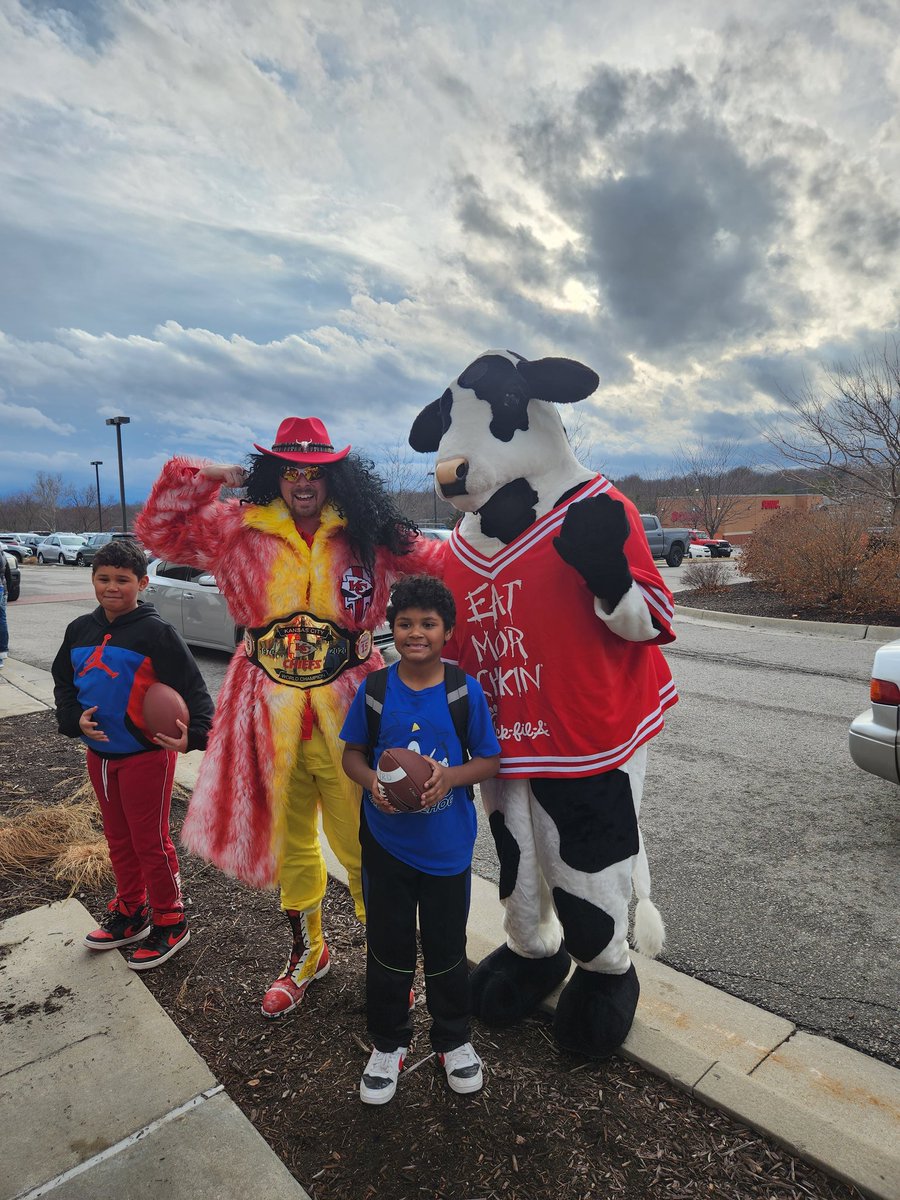machomankc's tweet photo. When legends meet #chikfila #eatmorechicken #machomankc #ChiefsKingdom https://t.co/cTLdT6rfPy