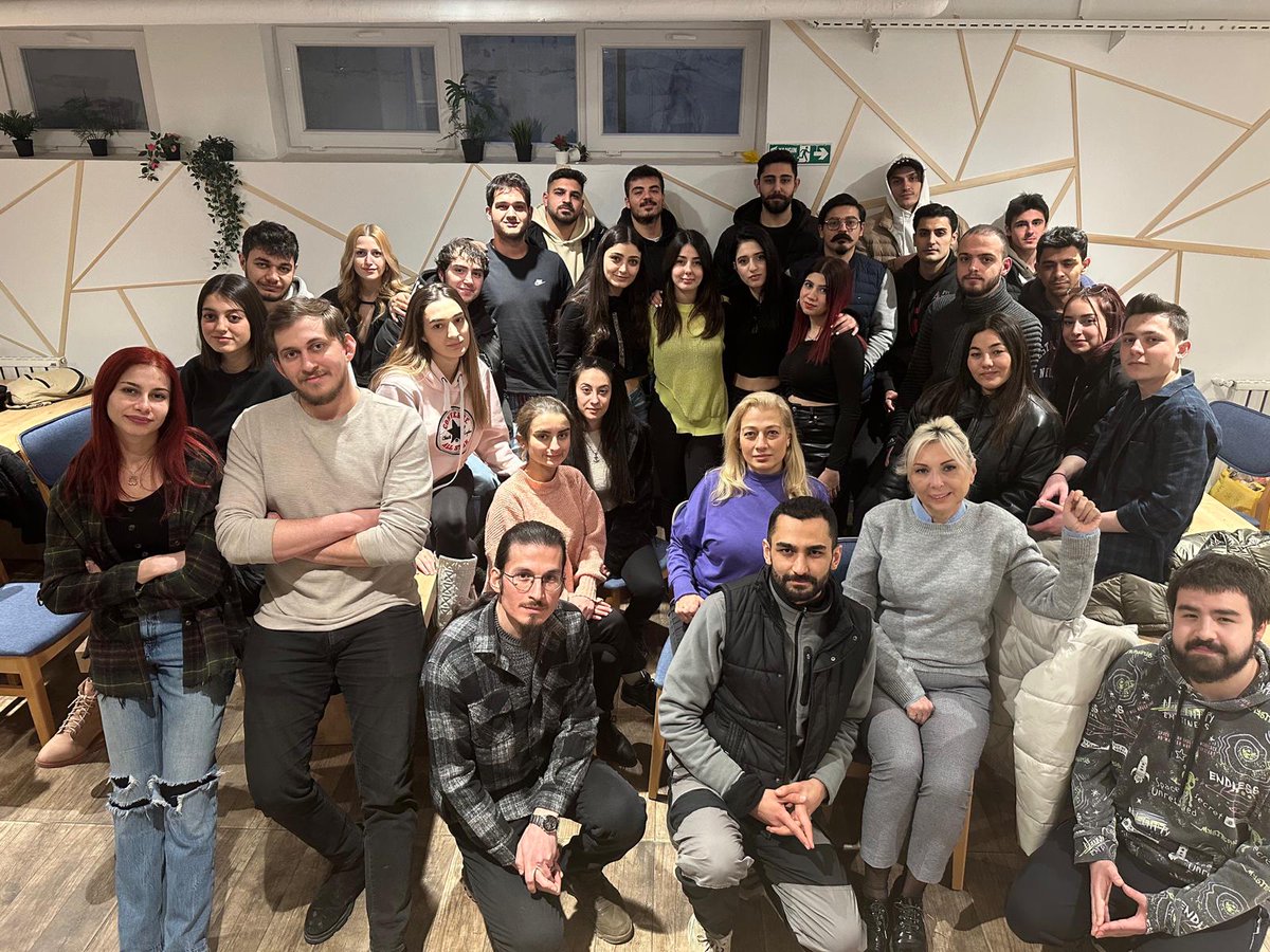 Gece gündüz  demeden  10 ilimizin acısını  yüreklerinde  taa derinden hissederek çalışan  Ankara Bahcelievler gençlerini  gözlerinden öpüyor, gurur duyuyorum iyiki varsınız.