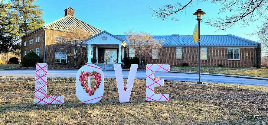 WarrenCoalition's tweet image. @RandolphMaconA is hosting our LOVE sign this week! They are collecting notes for Seniors First, the Shenandoah Area Agency on Aging. What a great way to connect the younger and older generations and alleviate the loneliness many homebound seniors experience! #wecuwc #community