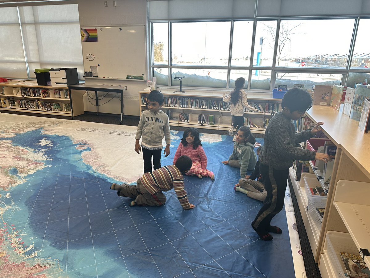 msalyssaleroy's tweet photo. 1B students really enjoyed exploring the gigantic map in the library! They learned more about how a compass can be used for direction and how to identify land and water on a map. Thank you @AJackmannTL for this amazing experience! @TonyPontesPS https://t.co/P1846bCXXy