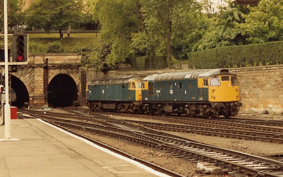 Edinburgh Waverley 20th June 1987
Sulzer Light engine pairing of British Rail Blue liveried Class 26 loco 26001 & Class 47 Duff 47150 about to enter the Mound Tunnel
#BritishRail #Class26 #Class47 #Edinburgh #BRBlue #trainspotting #Sulzer #Diesels 🤓