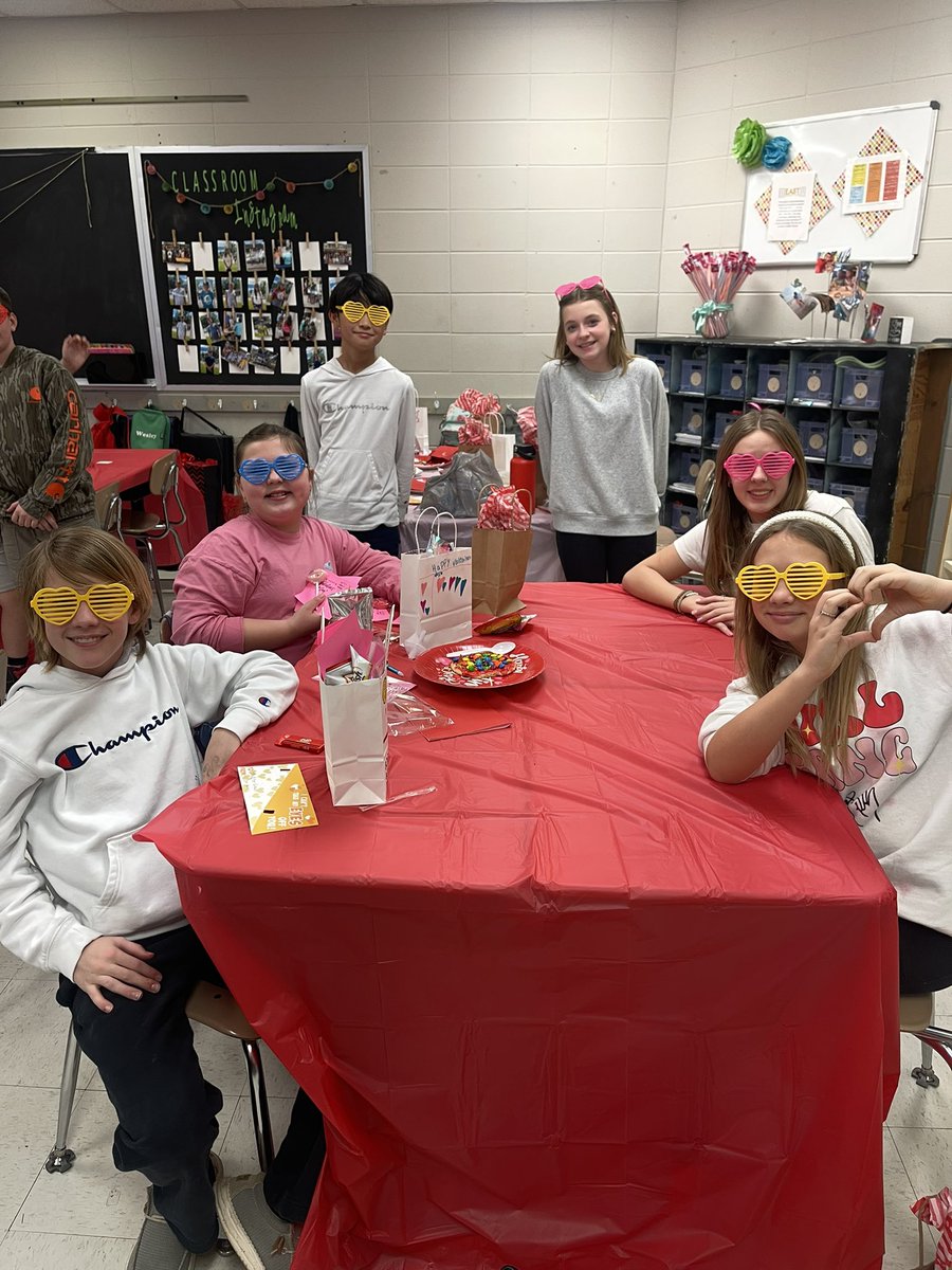 TokarEES's tweet photo. Happy Valentine's Day! @EESPrincipal @6thEast https://t.co/YKDaRfBiRM