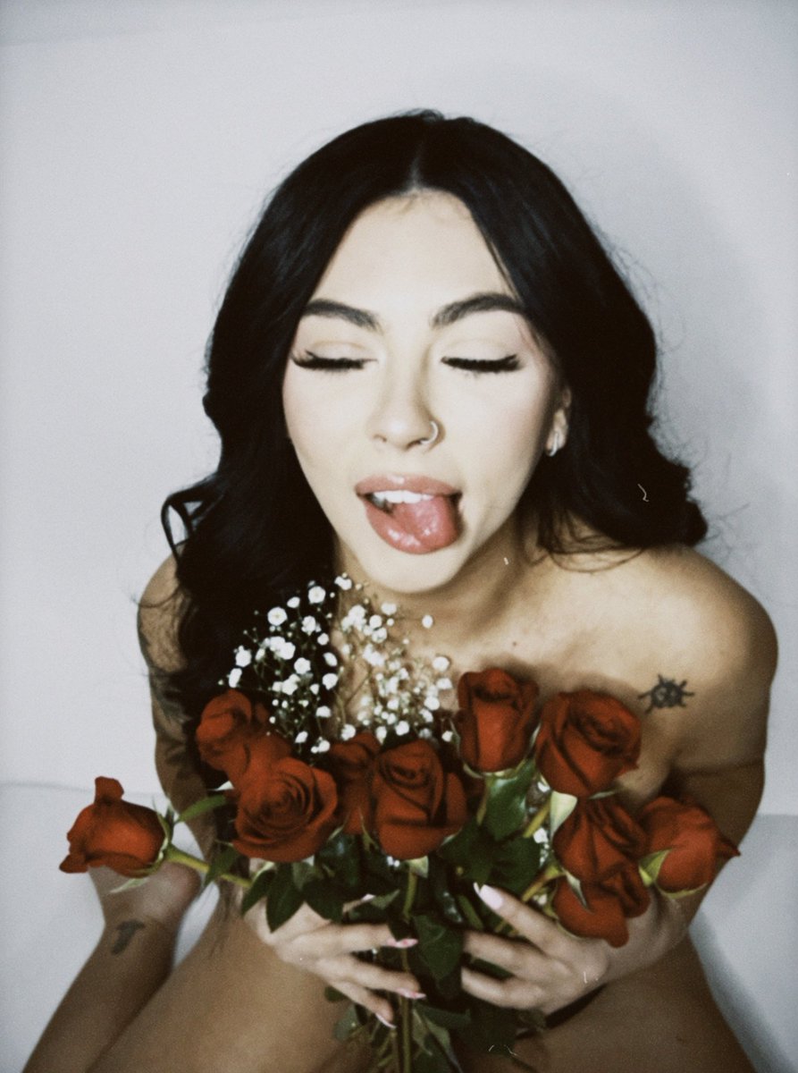 _haiillz's tweet photo. Happy Valentine’s Day 🖤 https://t.co/uCuwZxJGom