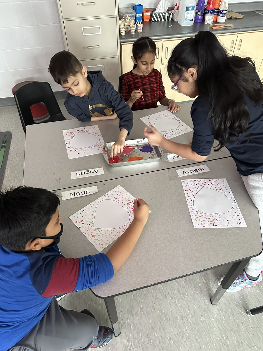 msalyssaleroy's tweet photo. 1B wanted to use paint for their artwork this week, so we used cotton swabs instead of brushes to strengthen fine motor skills, and make patterns. A work of he(art) 😉💗 @TonyPontesPS https://t.co/ZIUxo6ZueU