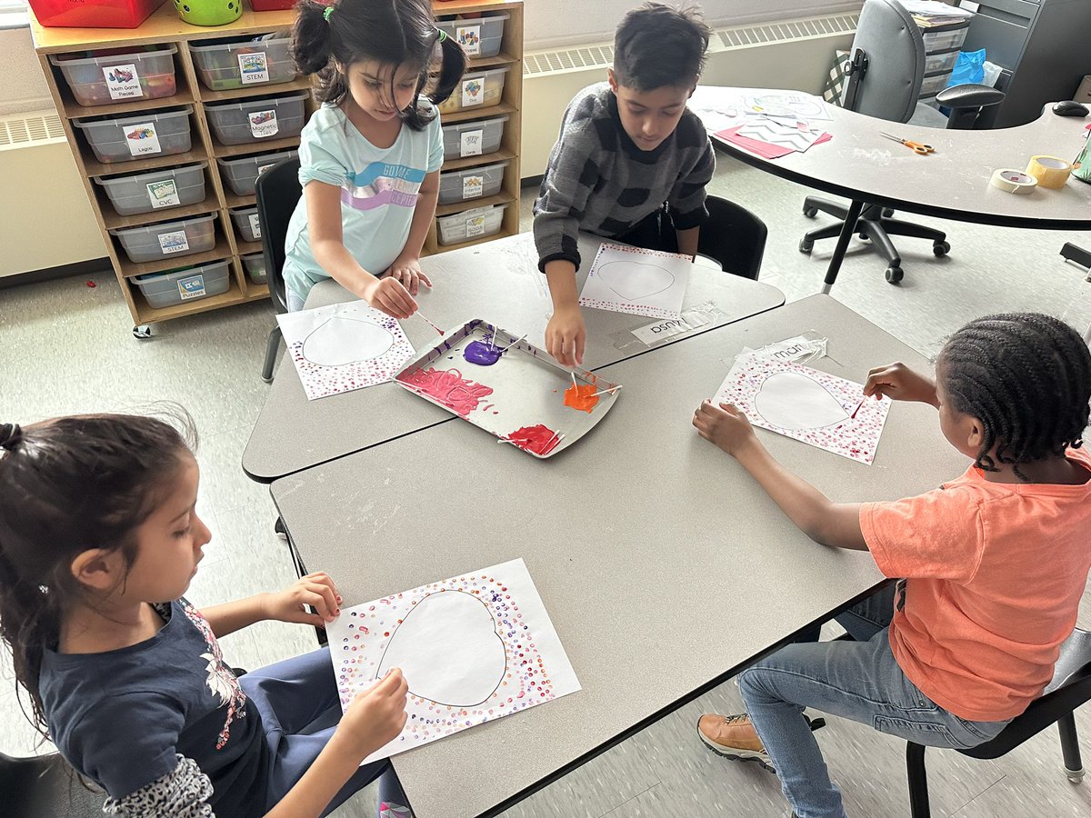msalyssaleroy's tweet photo. 1B wanted to use paint for their artwork this week, so we used cotton swabs instead of brushes to strengthen fine motor skills, and make patterns. A work of he(art) 😉💗 @TonyPontesPS https://t.co/ZIUxo6ZueU