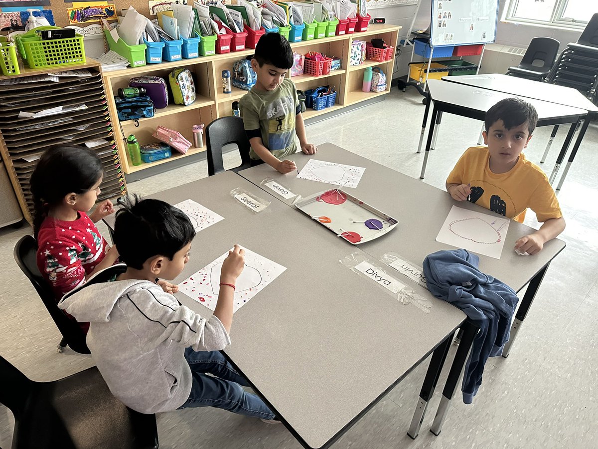 msalyssaleroy's tweet photo. 1B wanted to use paint for their artwork this week, so we used cotton swabs instead of brushes to strengthen fine motor skills, and make patterns. A work of he(art) 😉💗 @TonyPontesPS https://t.co/ZIUxo6ZueU