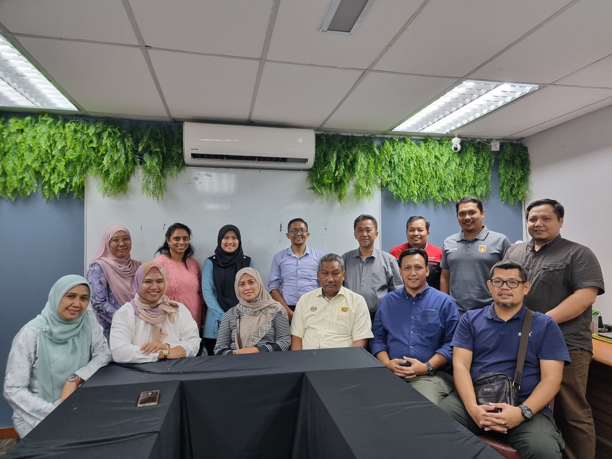 Menghargai jasa khidmat bakti Tn Nazlim b. Abu, Ketua <a href="/jalanCREaTE/">Makmal Jalan CREaTE</a> <a href="/CREaTEJKR/">CREaTE</a> pd hari terakhir servis 39 thn, 14.2.2023 sblm bersara wajib.