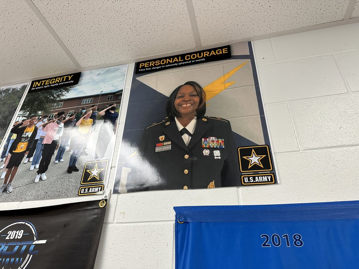 SarahBlazonis's tweet photo. In MSG James Douglas’ JROTC classroom at Ridge Community HS and the hall outside, MSG Johnnetta Grier-Jackson is remembered. They started as instructors on same day in 2019. MSG Jackson passed away from cancer a year ago. Her memory is living on beyond the school, too. @BN9 https://t.co/qooPe7yO1Y