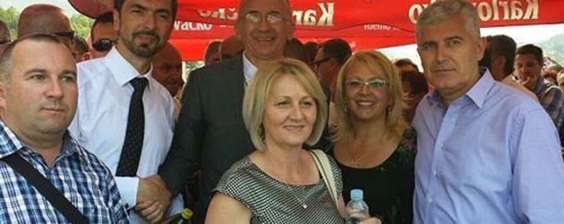 SmajoBeso's tweet photo. This is Kordić with senior Croat politicians.
Marinko Čavara - the president of the Federation of Bosnia.
Borjana Krišto - the Chairwoman of the Council of Bosnia.
Dragan Covic - the president of the Croatian Democratic Union & member of the national House of Peoples. https://t.co/JmE8Nu0Dak