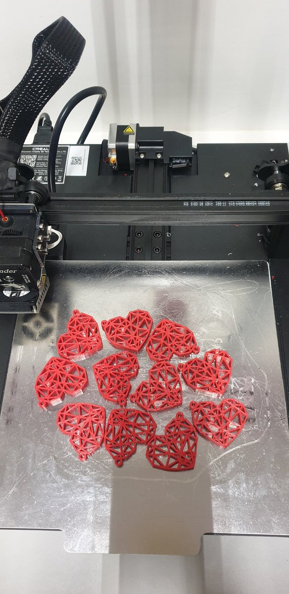EldaHu's tweet photo. Alumnas de #LCB1B🌡del @iesEFlorez en el #AulaDeEmprendimiento imprimen corazones♥️♥️ en 3D para proyecto solidario. Los venden para #SanValentín y la recaudación destinada a lucha contra #CáncerInfantil que se recuerda el día siguiente.#EIE #FPSolidaria  #FolComparte #Emprende https://t.co/e707RZlTZh